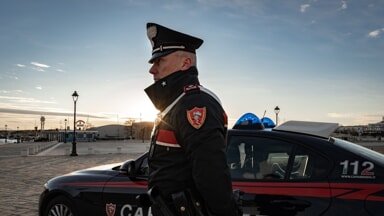Ubriaco in bici ruzzola per terra, poi aggredisce i carabinieri arrivati per soccorrerlo: arrestato